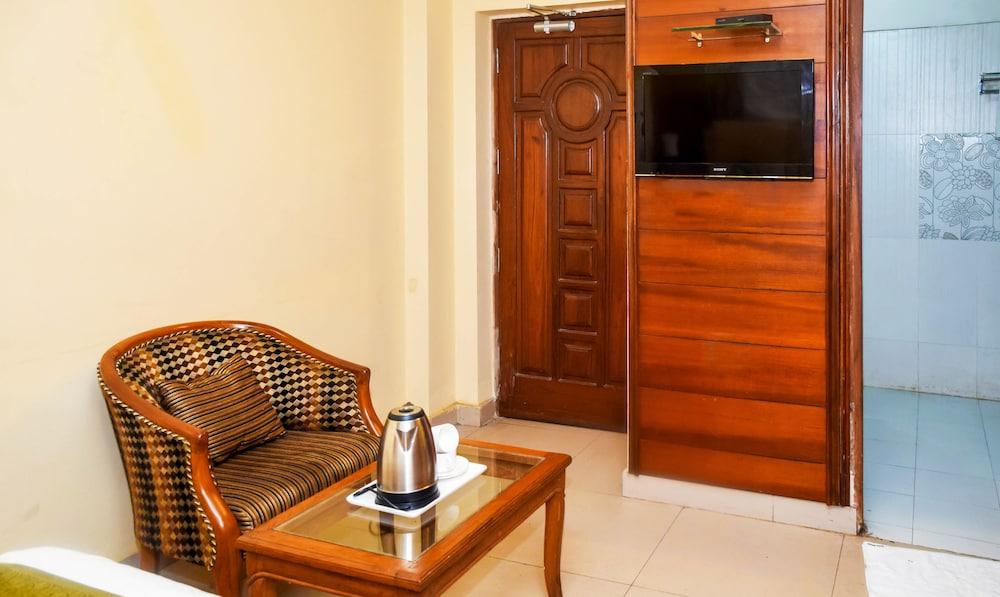 Treebo Magnate Room