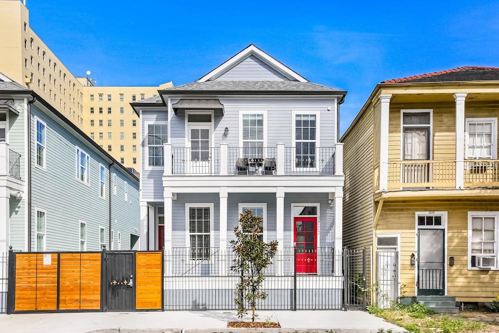 Spacious 5BR Urban Retreat with Balcony & Pool