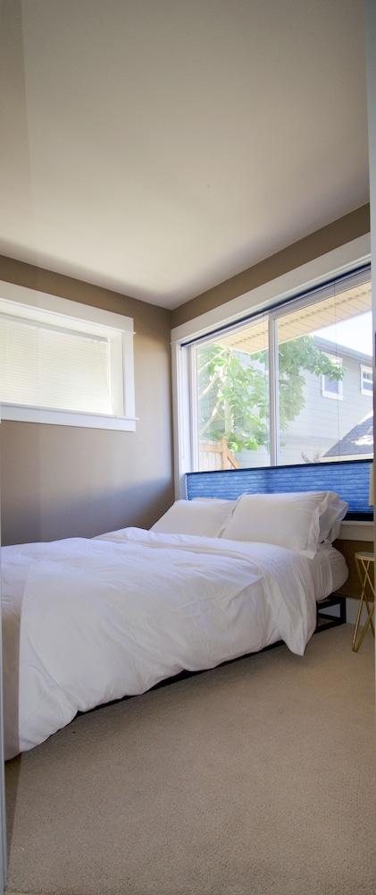 كومفرت آند جرايس أون كوين أن هيل غرفة