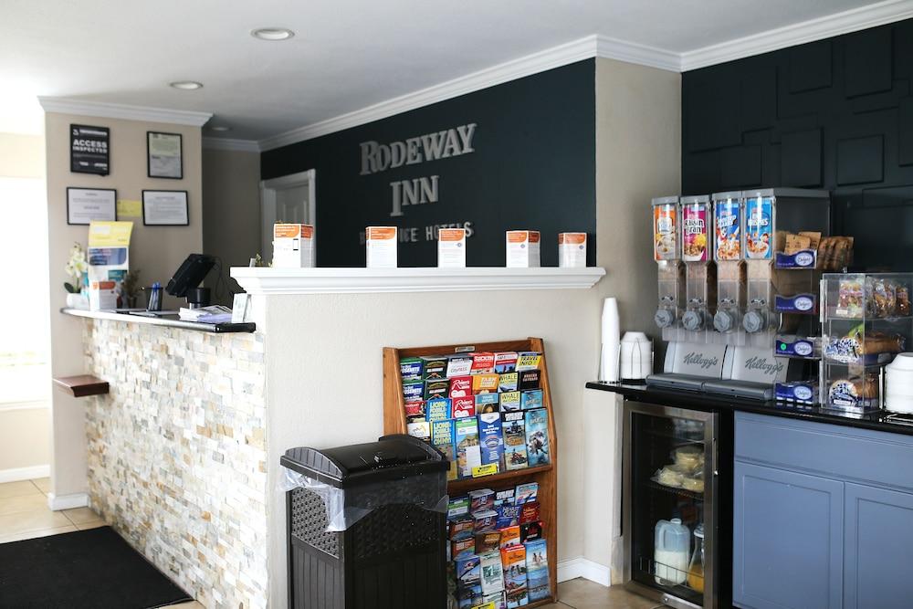 Rodeway Inn Near University-Gateway to Yosemite Lobby