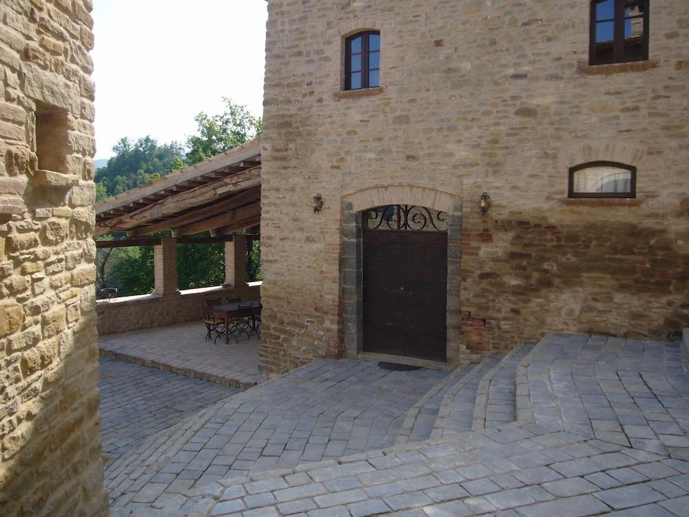 Borgo Storico Cisterna Exterior