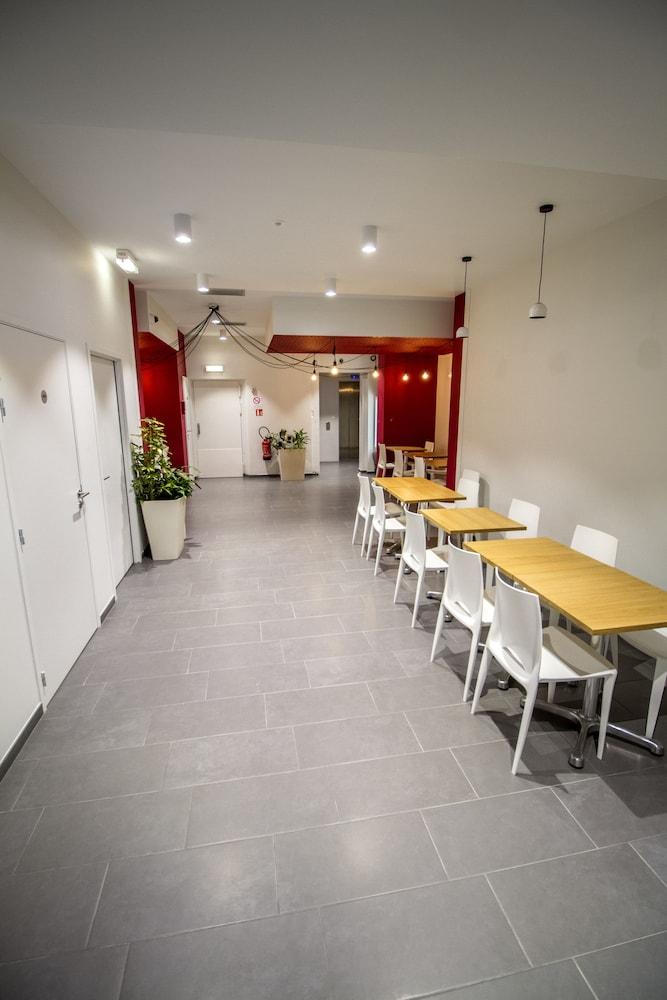 ذا أوريجينال ريزيدينس، كوزي نانسي كوير دو فيل الردهة