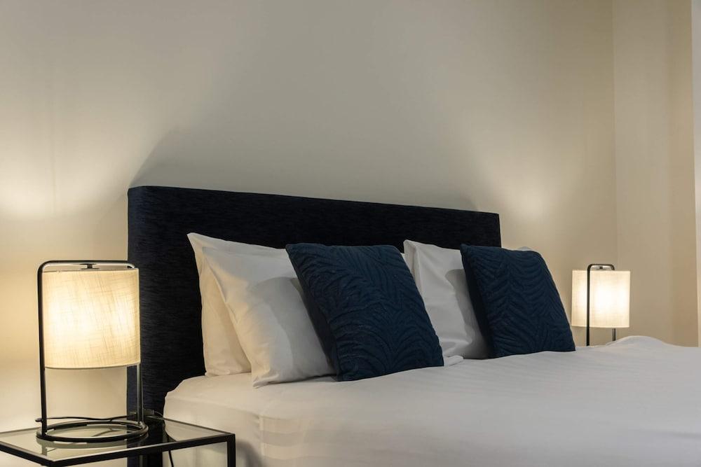 Spacious CBD Apt in the Heart of Melbourne Room