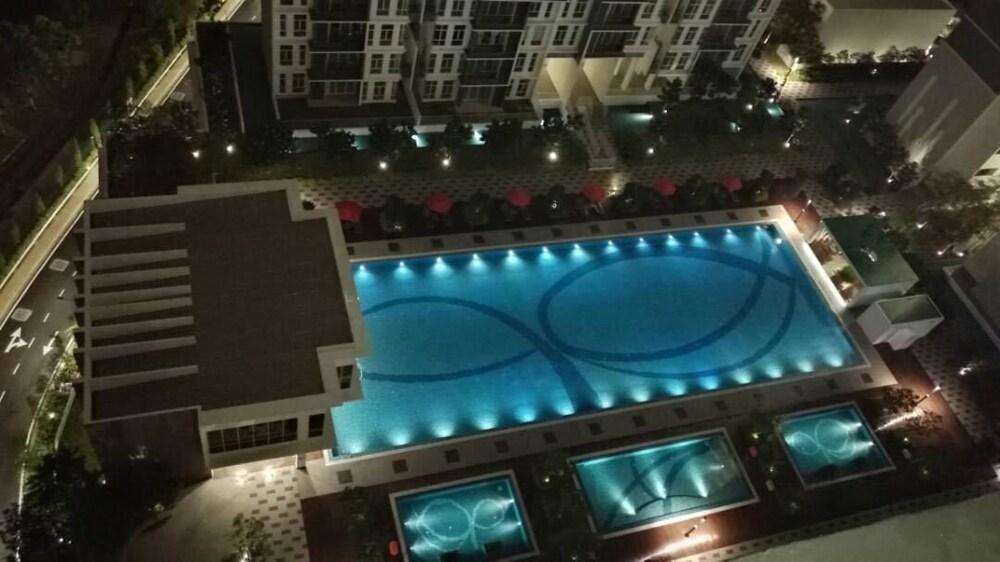 ليتل هوم آت جرين ريزيدنس تشيراس حمام سباحة مكشوف