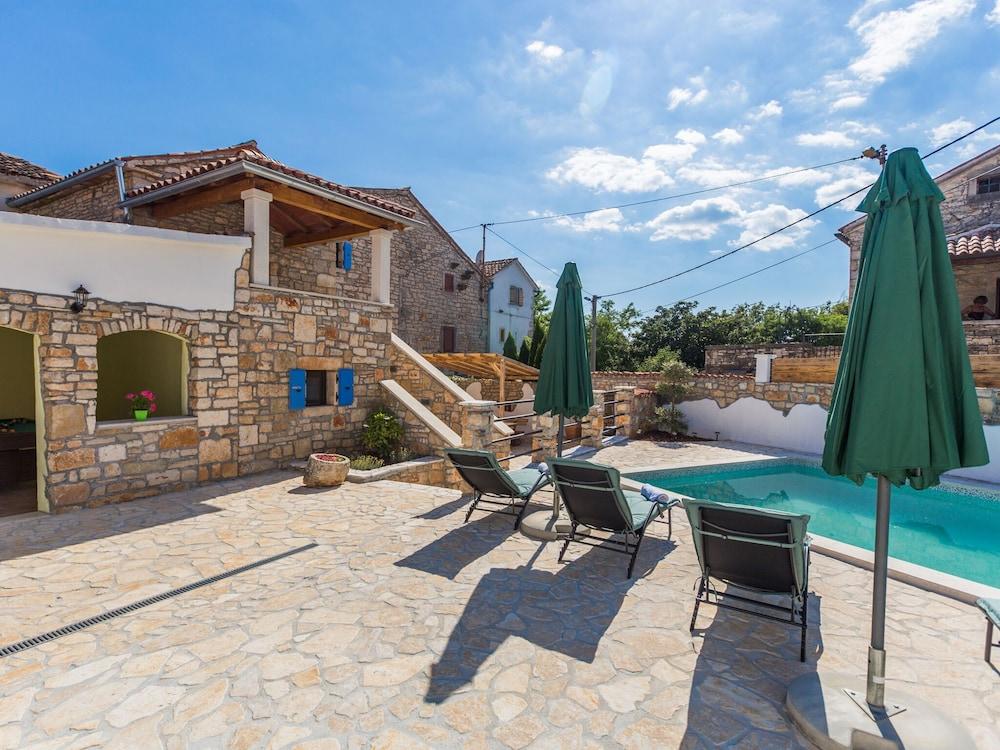 Modern Holiday Home in Baderna With Pool Exterior
