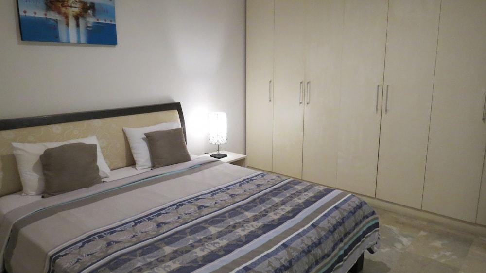 Beachfront Suite Alit Room