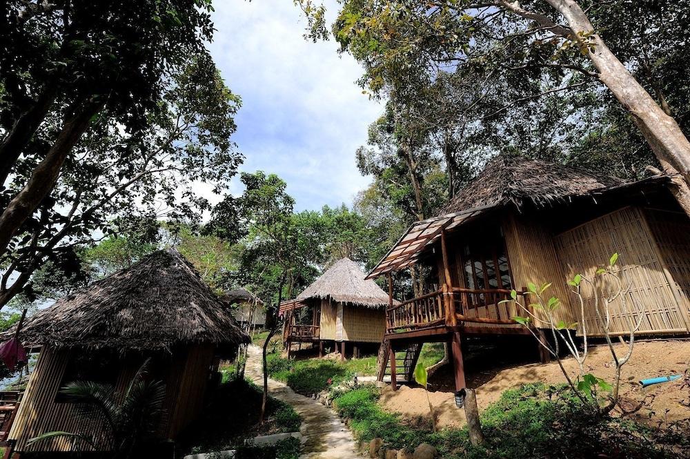 Sunwaree Phi Phi Resort Property Grounds