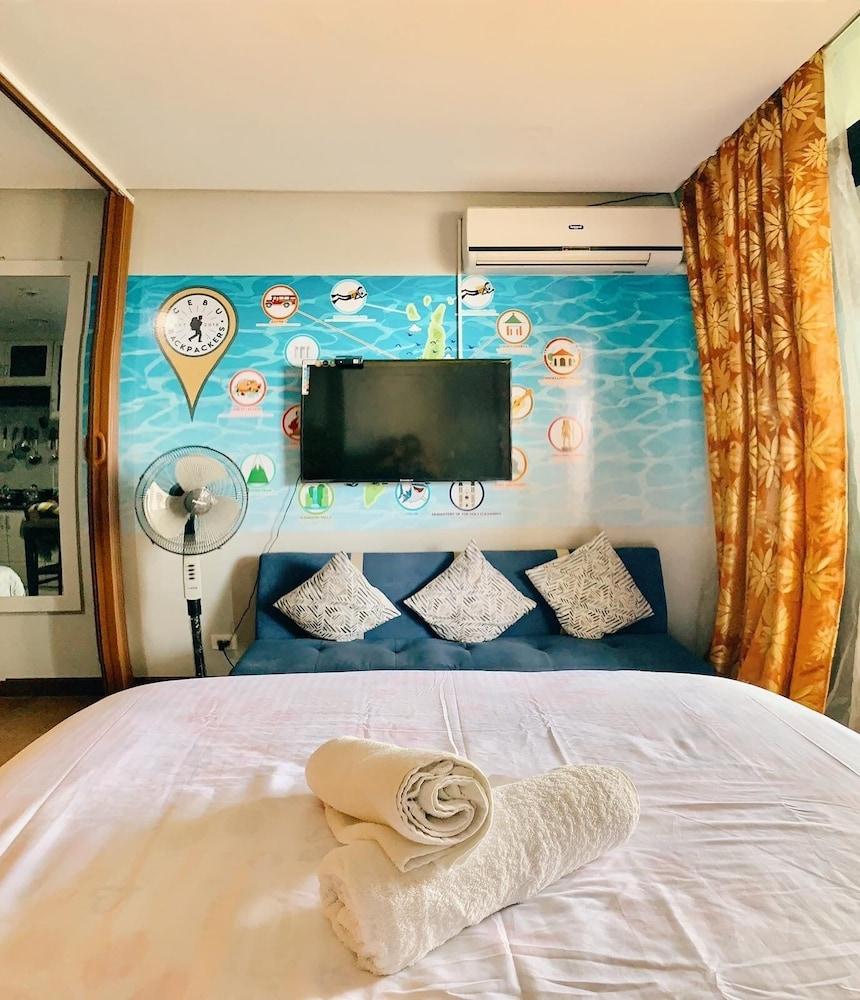 Spacious 1 BR Unit in AppleOne Ayala Room