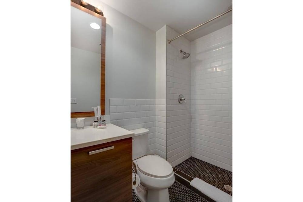 غورجس 1 بد روم إن هيستوريك بيلدينج، داون تاون حمام