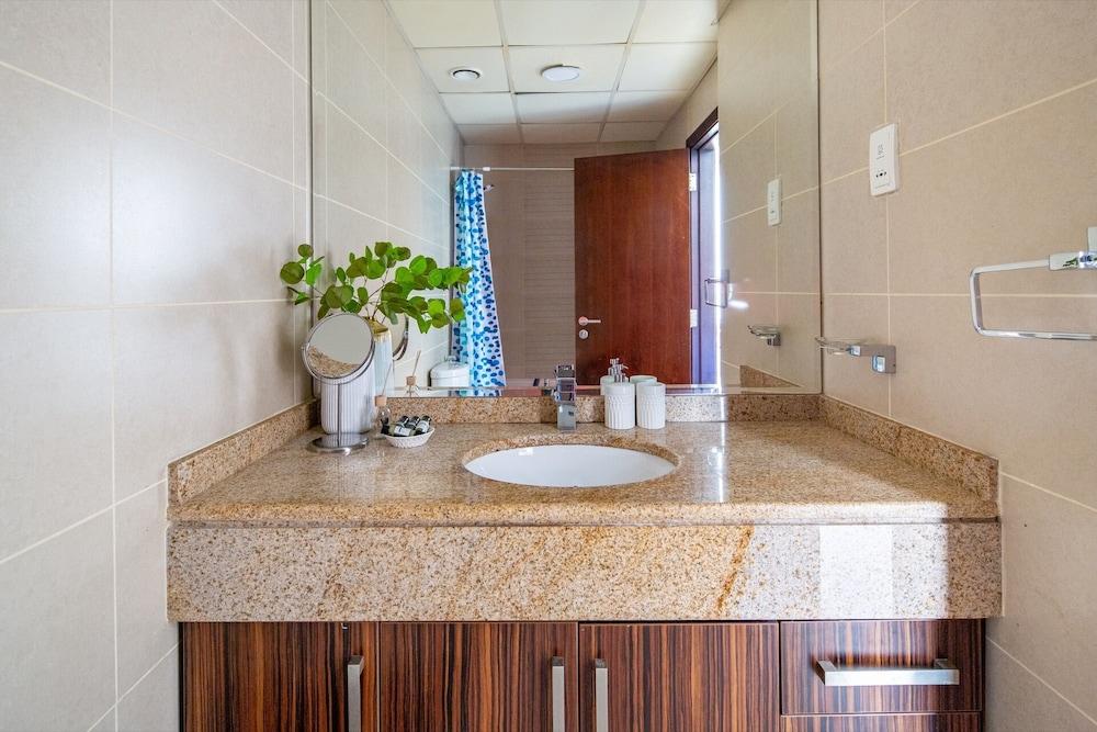Stylish Studio Apartment in JLT With Lake Views! Bathroom