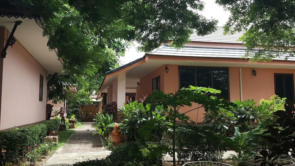 Phalaburi Resort by dreamhouse Exterior