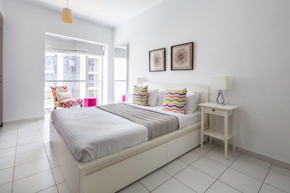 شقة عصرية مضيئة مكوّنة من غرفتَي نوم وإطلالات على دبي مارينا! غرفة