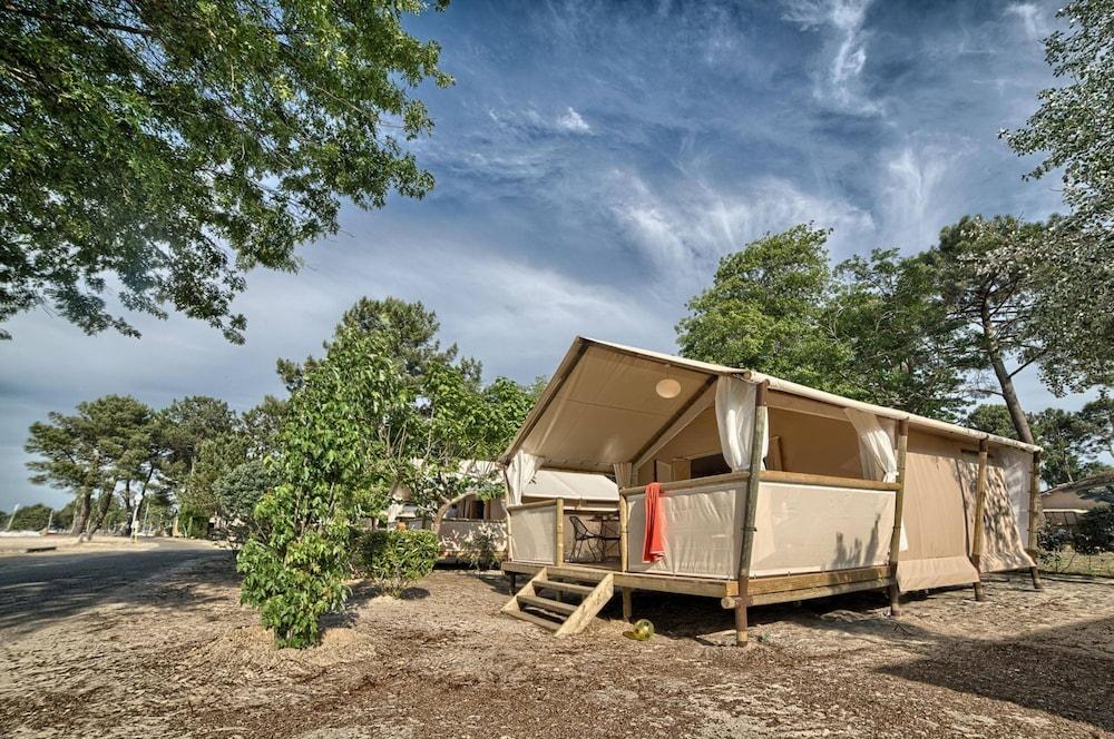 فيليدج فاكونس لو شاتو دو تريمبيرت المنطقة الخارجية