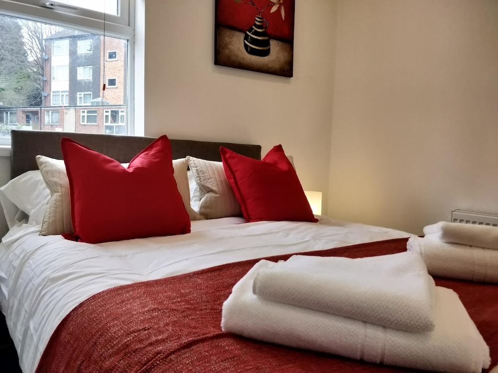 Chiltern Apartment Room