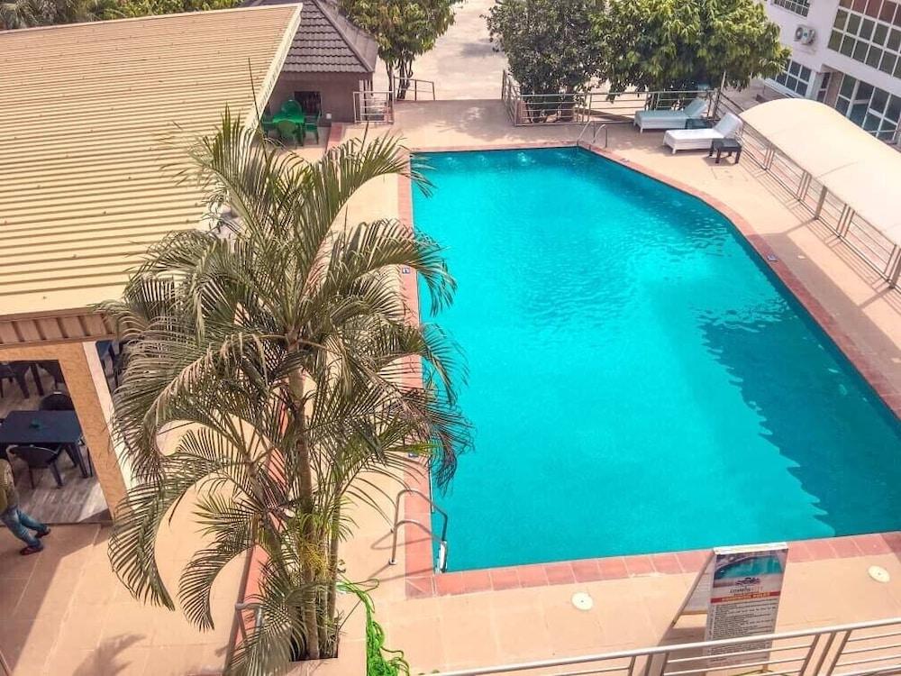 كوزموس سيتي سويتس آند أبارتمنتس حمام سباحة مكشوف