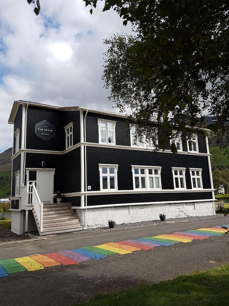 في لوني جيست هاوس