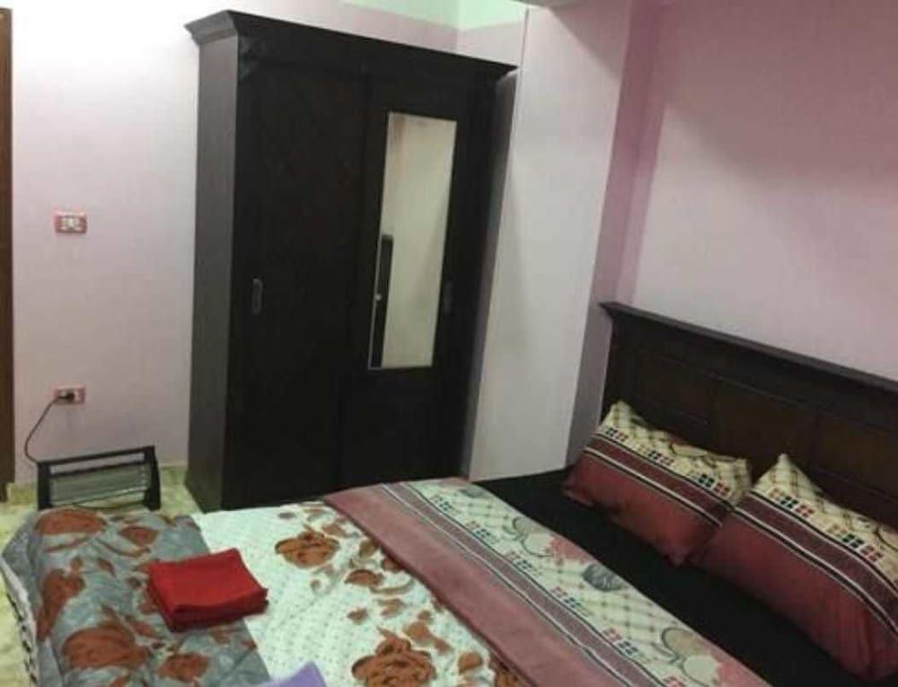 Al-Fayed Pyramids Inn Room