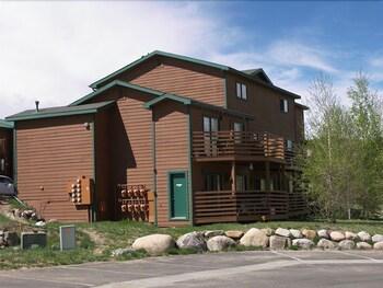 تيمبر تو بيد 2 باثروم  تو بدروم كوندو باي ريدآونينغ مدخل الفندق