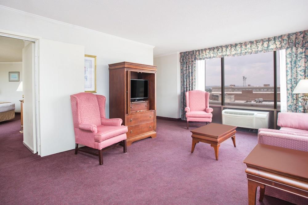 Ramada Hotel & Conf Center by Wyndham Augusta Downtown Room
