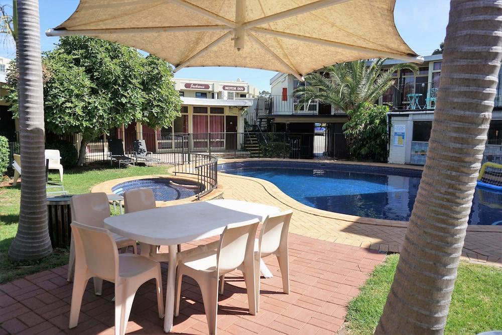 Jacksons Motor Inn BBQ/Picnic Area