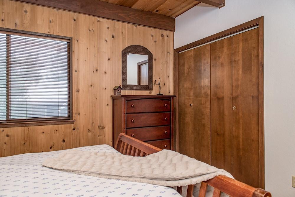 Rustic and Inviting in Tahoe Donner by RedAwning Others