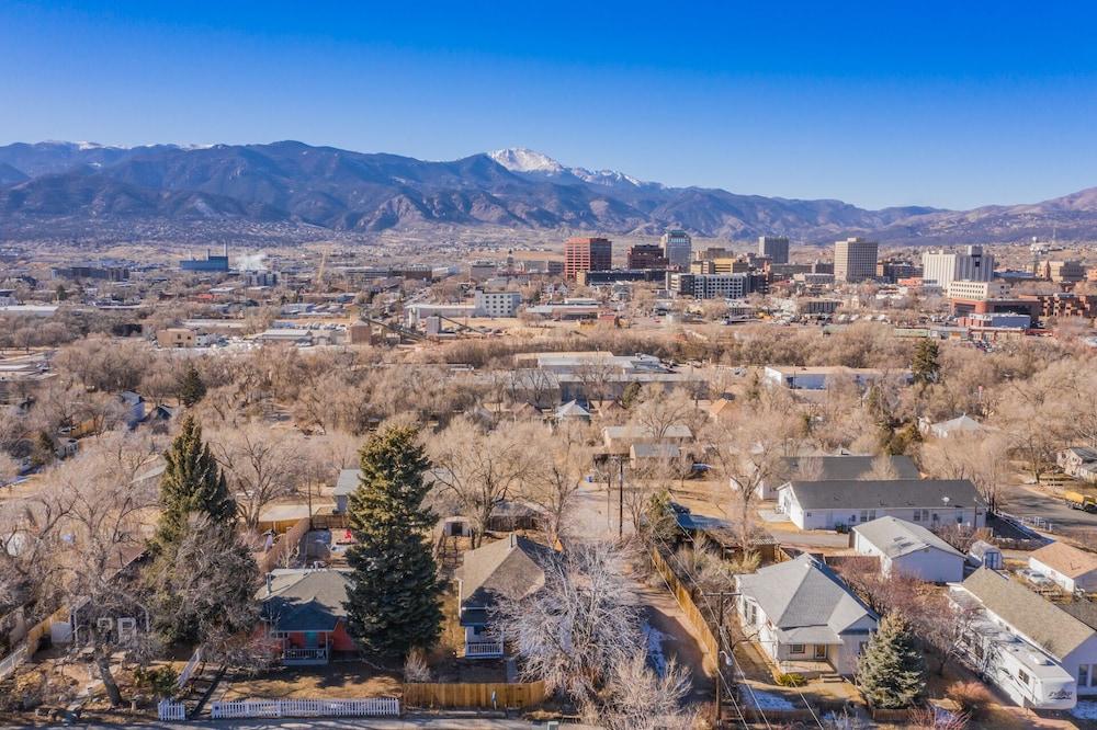 3BR MTN Viewsdowntownnext to Lake, Parks, More Aerial View