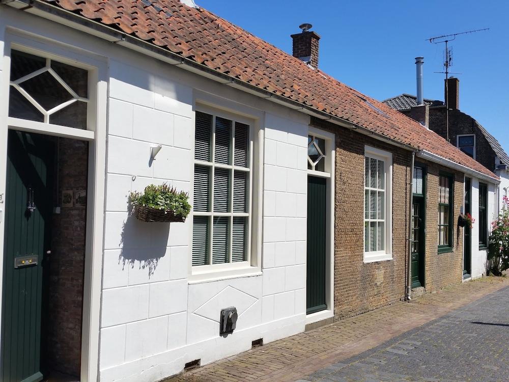 Charming Holiday Home in Brouwershaven With Garden and BBQ