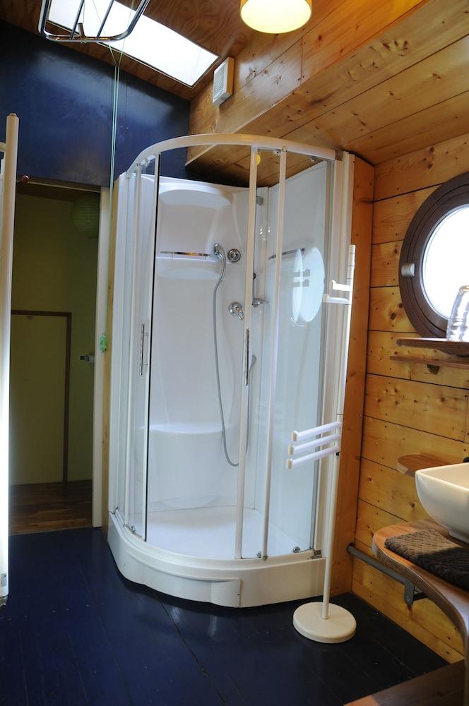 بينيش لو ديفي الدش داخل الحمام