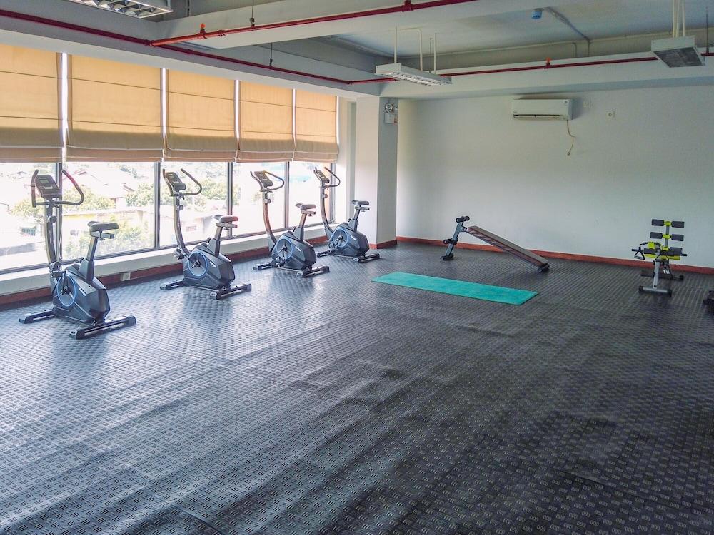 Fully Furnished Studio with Queen Bed at Dave Apartment Fitness Facility