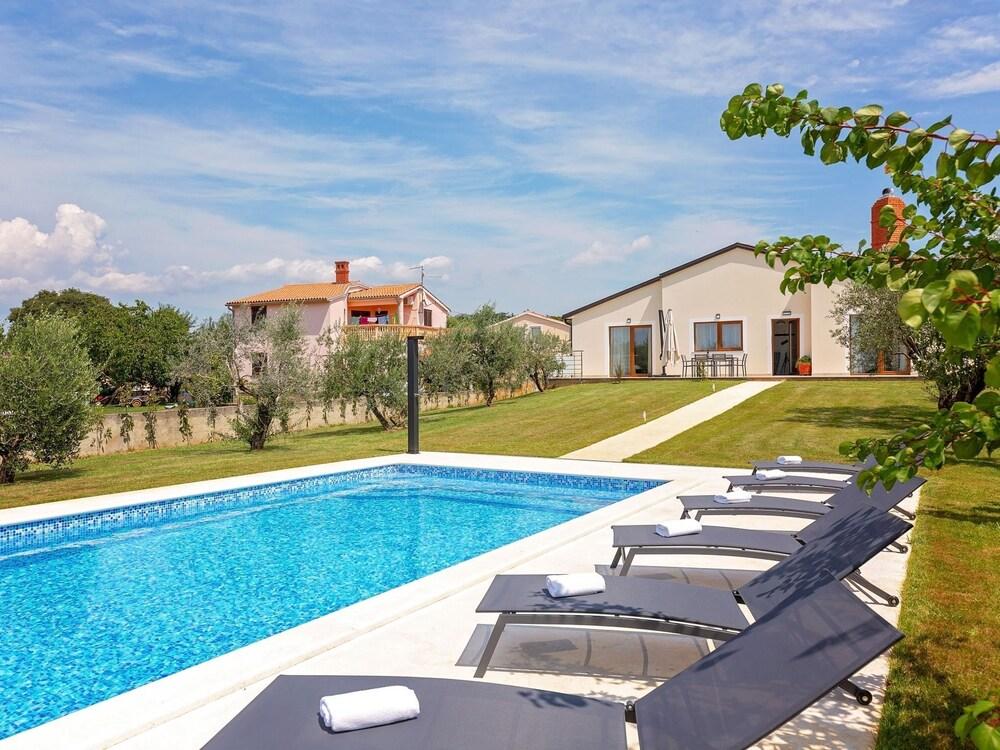 Single Storey Villa for 4 Persons with Private Pool near Pula & Beach Exterior