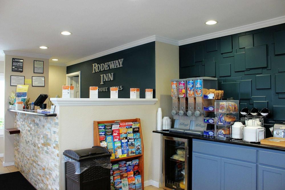 Rodeway Inn Near University-Gateway to Yosemite Lobby