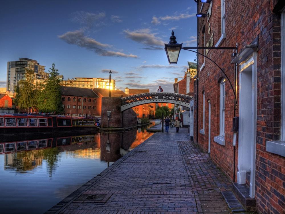 تيودورز إيسويتس بيرمينجام تاون هاوس فور كونتراكتورز المنطقة الخارجية