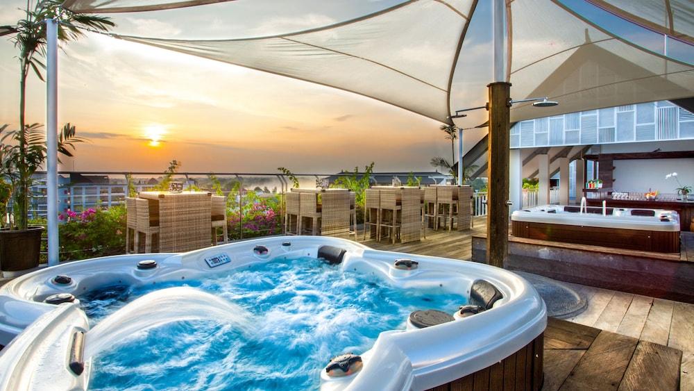 داون بالي سيمنياك هوتل الصورة الأساسية