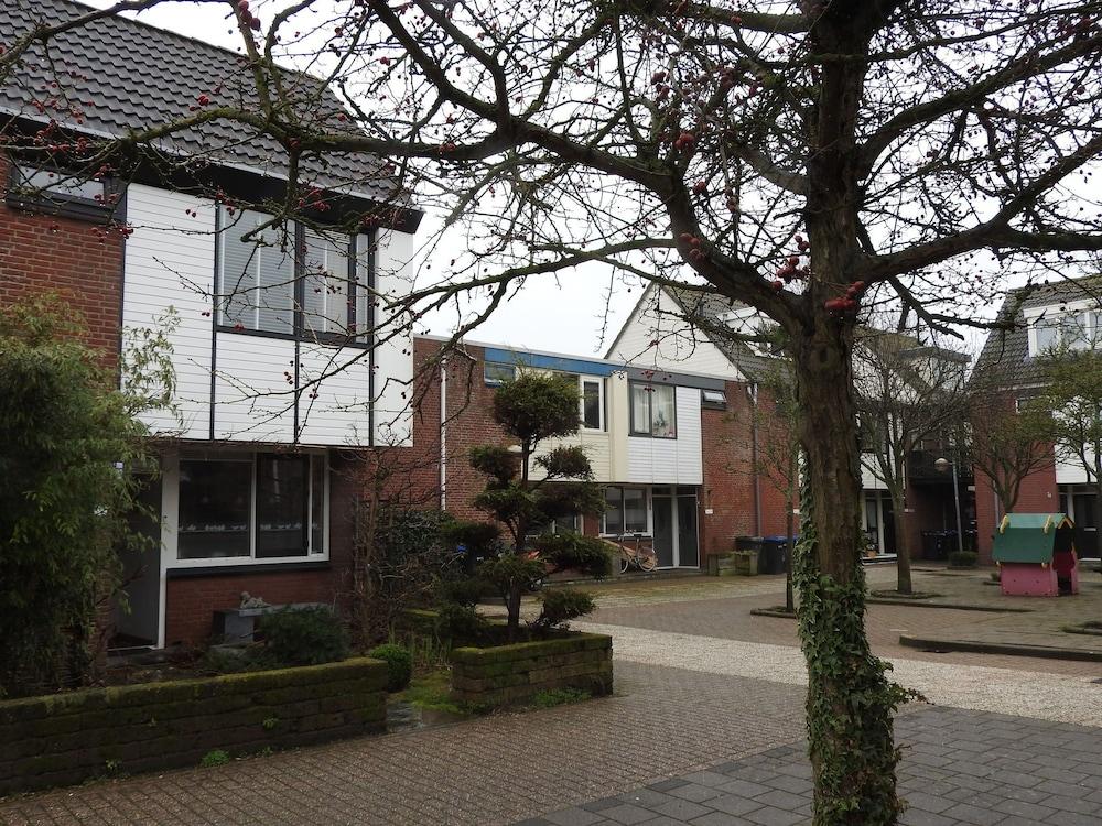 Beautiful Holiday Home in Julianadorp Near Lakebeach