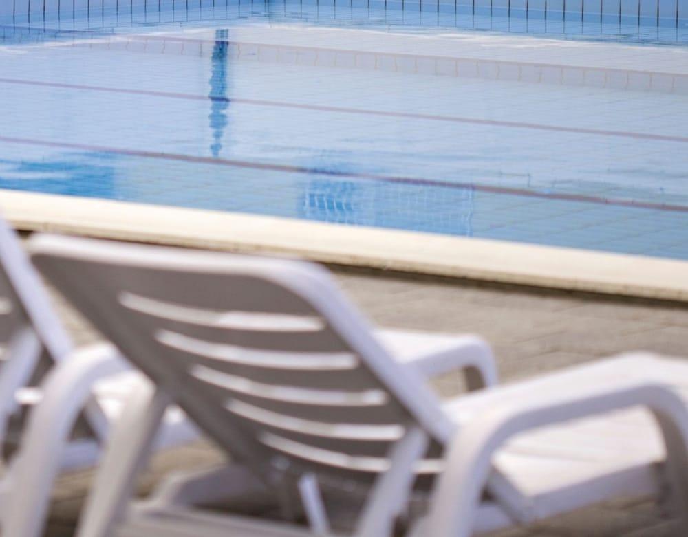 هوتل بي آند بي أفانا حمام سباحة مكشوف