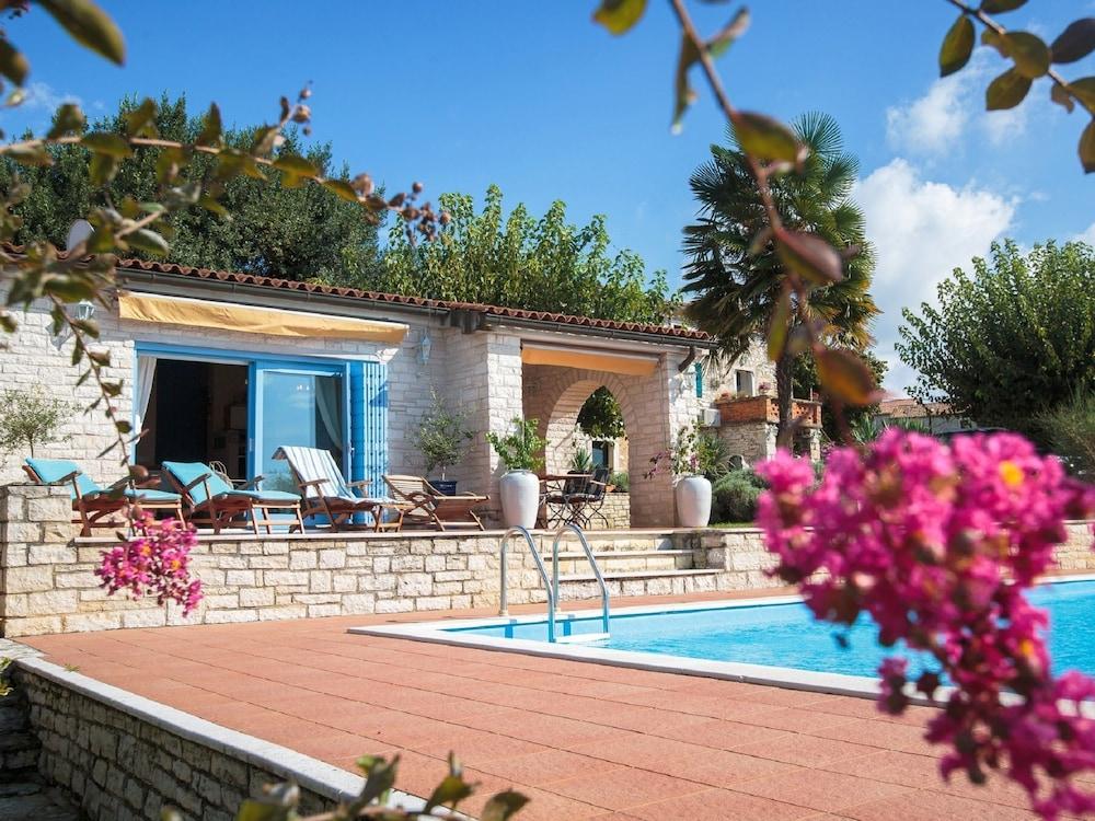 فيلا ويذ بيرفيكت سن ديك أوفرلوكينج ذا بول إن ذا هارت أوف إستريا المنطقة الخارجية