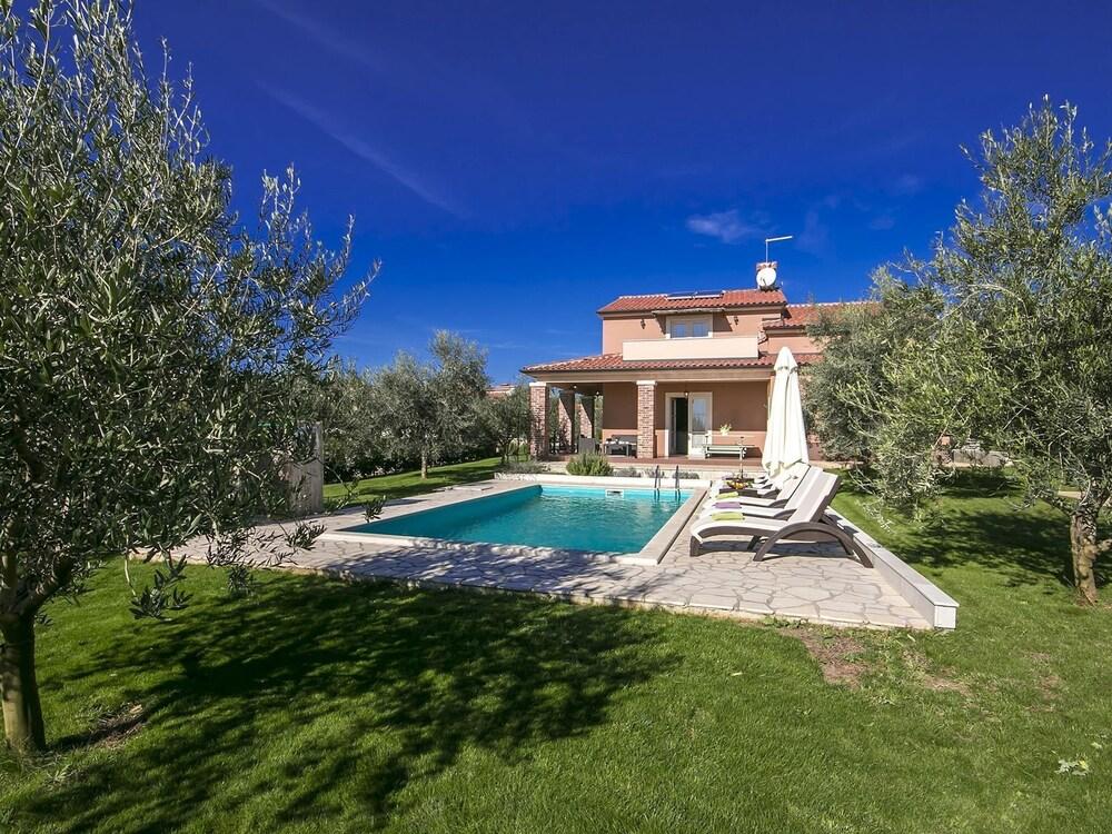 Modern Villa in Kaštelir-labinci With Pool Exterior