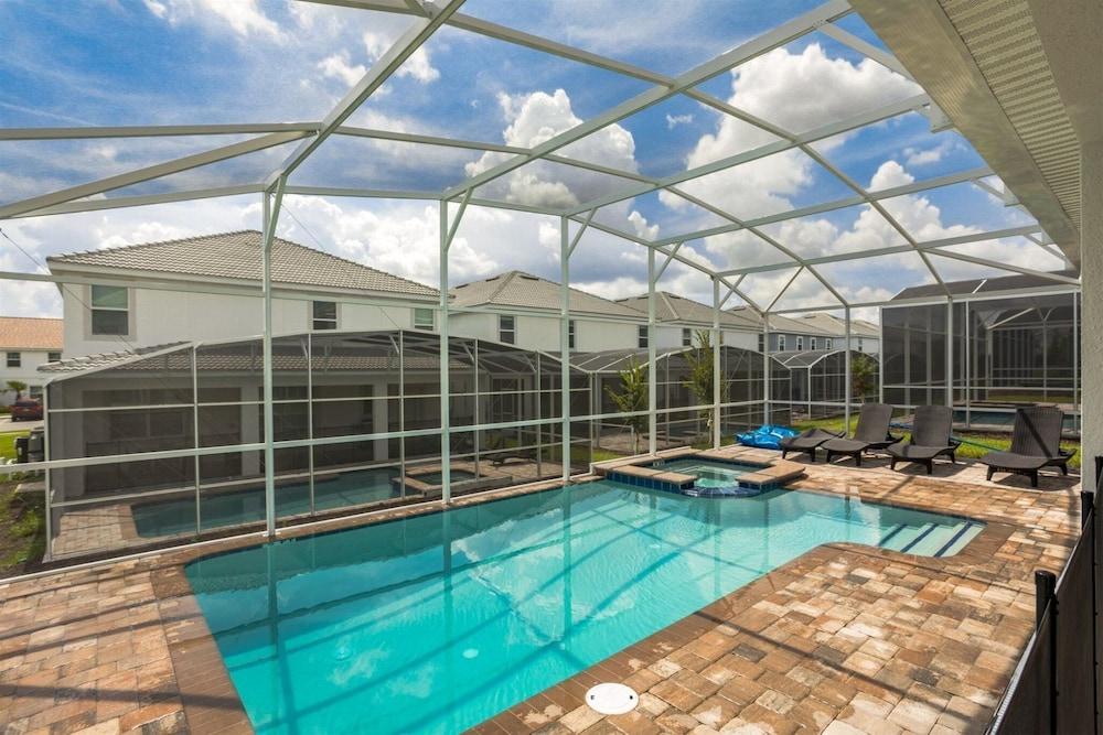 8 بد روم تشامبيونز جايت بول هوم ويذ إم ثييتر زحليقة مائية