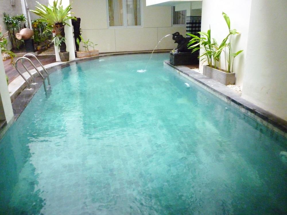 جيه أو سي اس بوتيك هوتل آند سبا حمام سباحة مكشوف