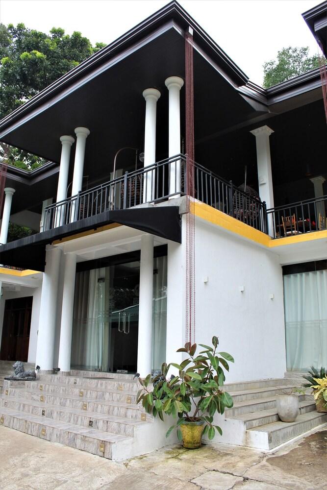 Mounts Edge Regency Exterior