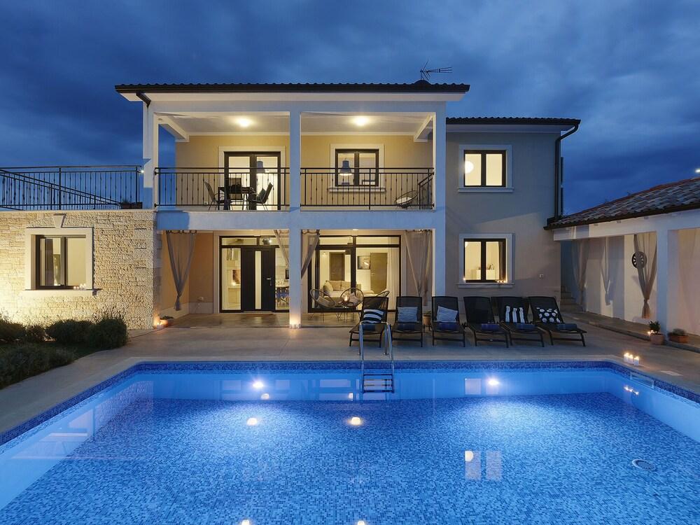 Charming Villa in Tinjan With Private Pool Exterior