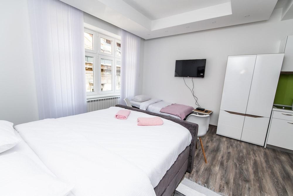 مودرن ستوديو فور 3 بيبول إن ذا هارت أوف ذا سيتي سنتر غرفة