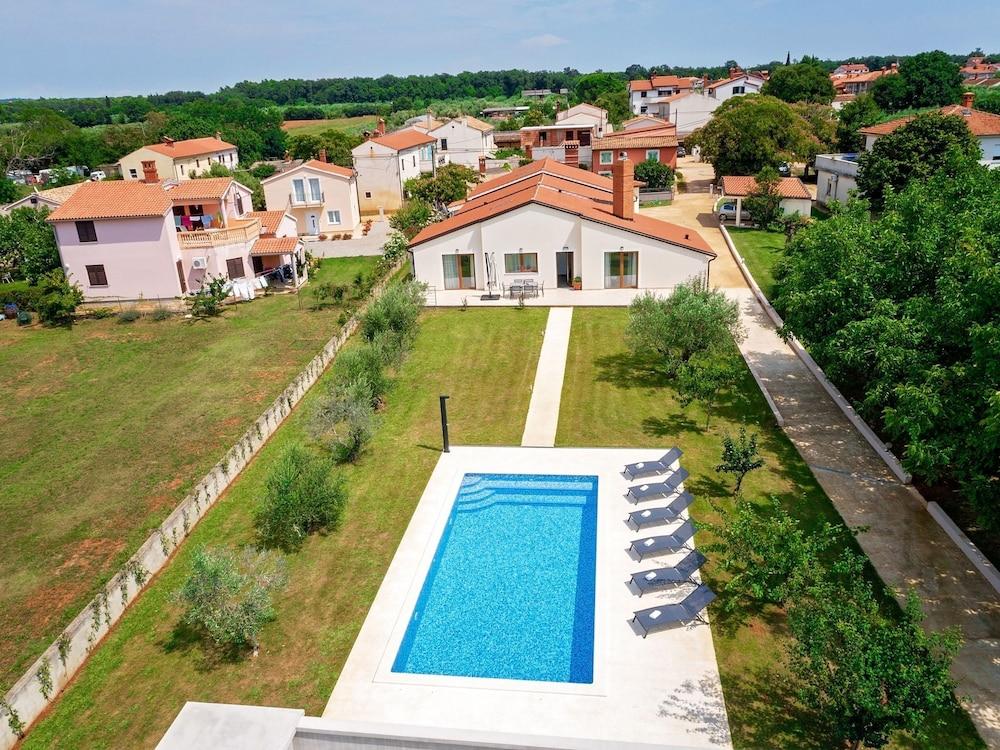 Single Storey Villa for 4 Persons with Private Pool near Pula & Beach Exterior