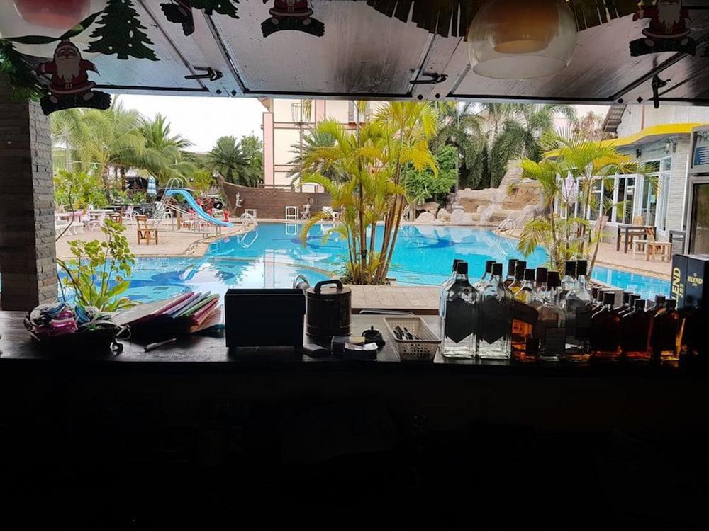 رويسوك هوتل آند سويمينج بول حمام سباحة مكشوف