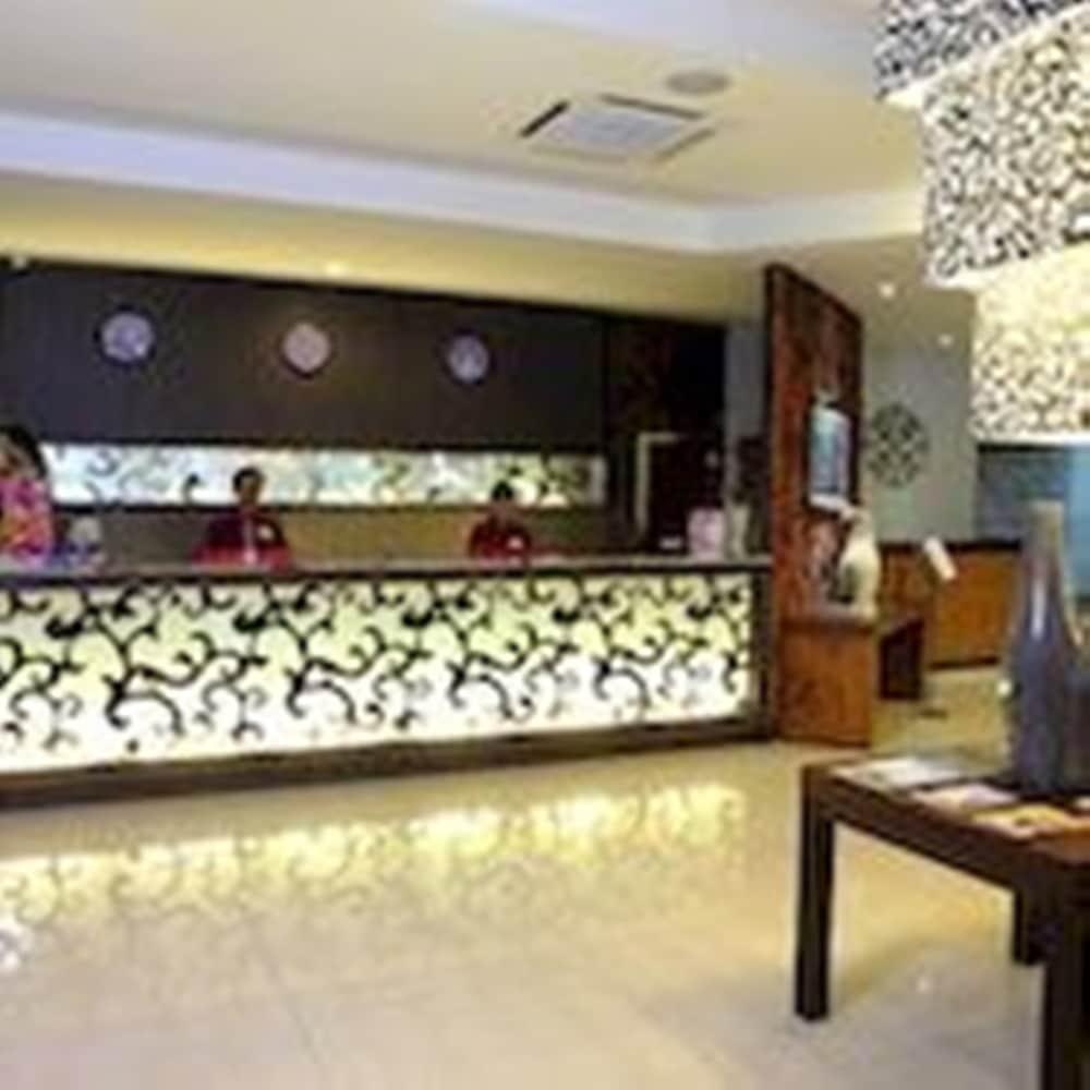 لومبوك بلازا هوتل آند كونفينشن منطقة الاستقبال