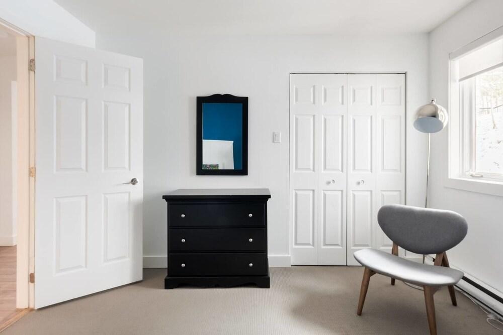 كوموديوس كوندمينيوم إن ترانكيل ليك سايد سيتينج غرفة