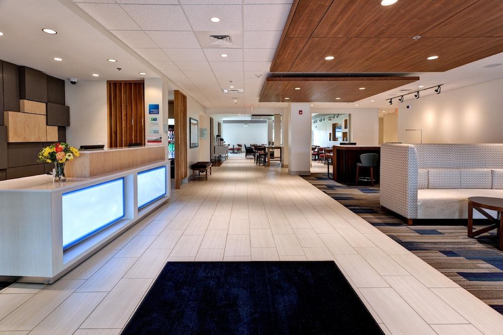 Holiday Inn Express & Suites Manhattan by IHG Exterior
