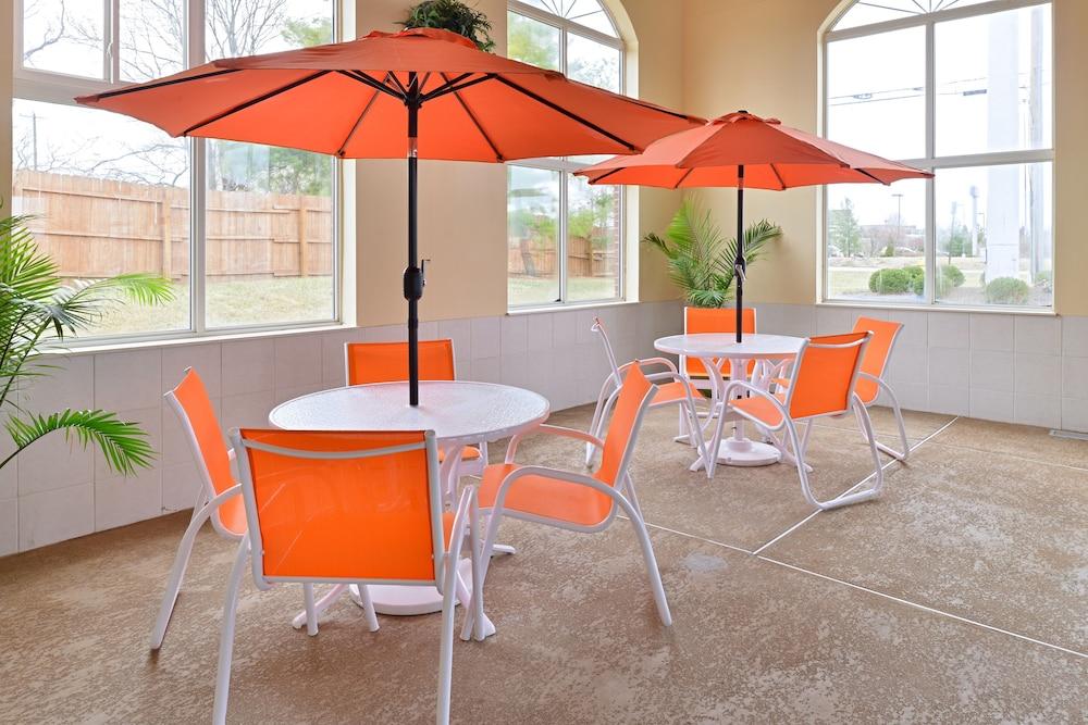 كومفرت إن آند سويتس شارونفيل - سينسيناتي نورث حمام سباحة مغطى