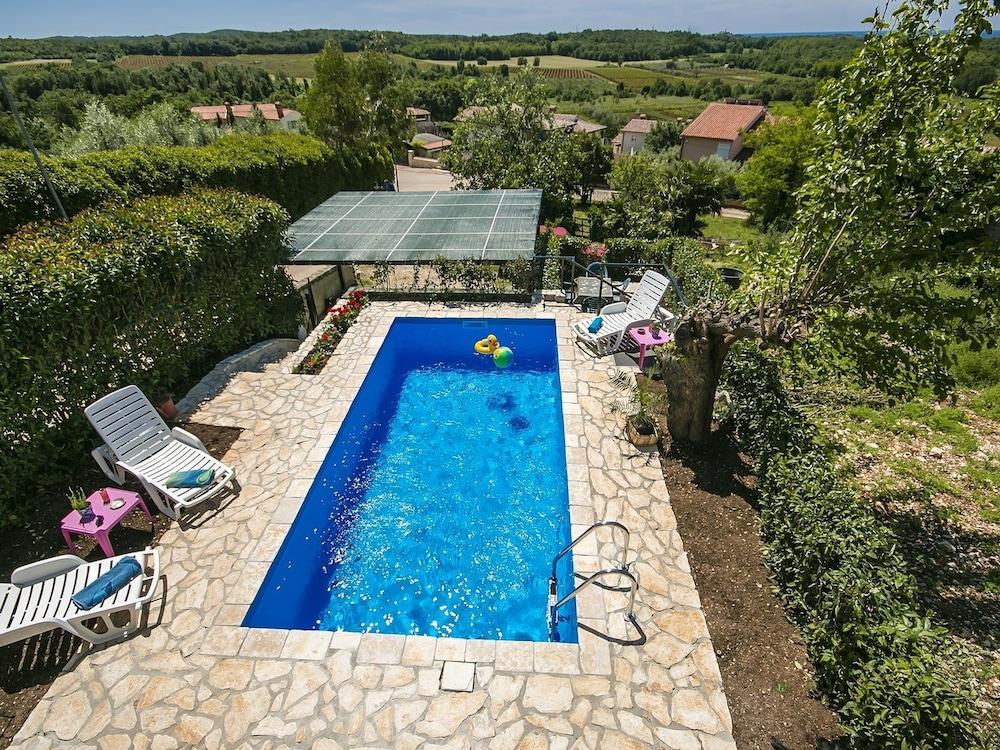 Cozy Cottage With Private Swimming Pool, Near the Beach and Porec Waterslide