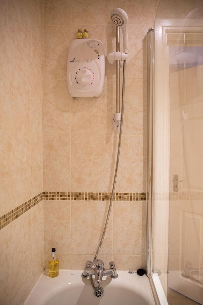 2 بد روم بينتهاوس، كلوك هاوس، هوديسدون حمام